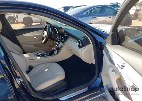 2016 Mercedes-Benz C 300 4Matic z USA, uszkodzony, nr VIN 55SWF4KB4GU154333